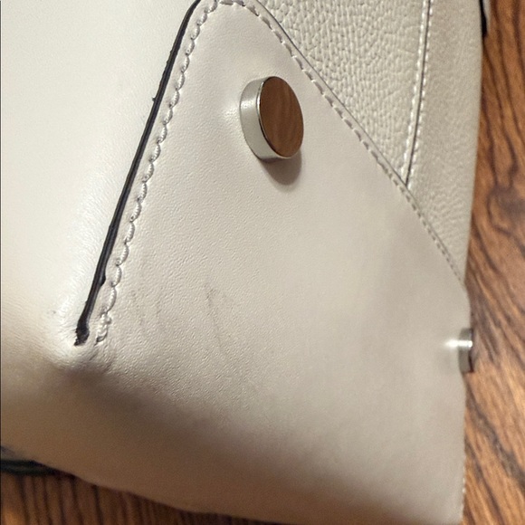 MICHAEL KORS White Pebbled Leather Drawstring Bucket Shoulder Bag - Picture 8 of 16